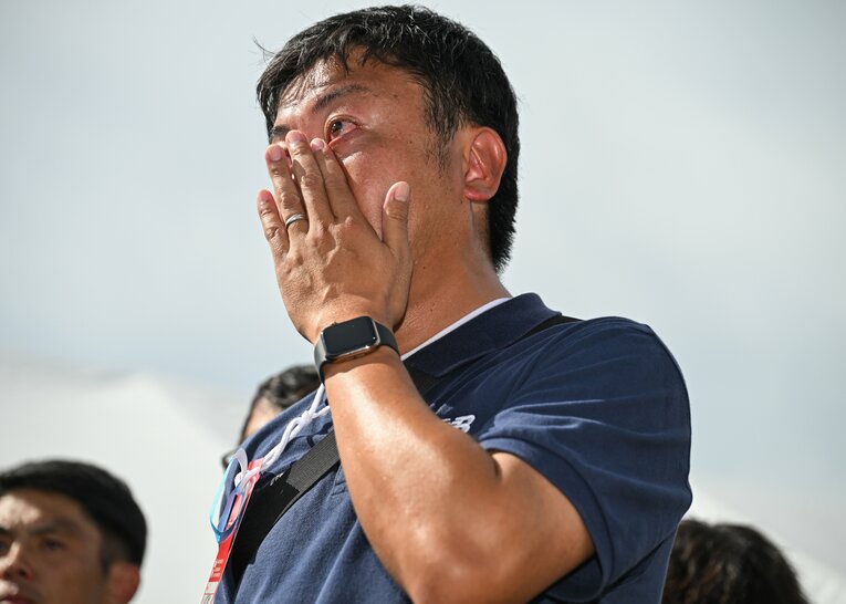 1秒差で予選通過を決め涙を見せた順大の長門監督　©Nanae Suzuki