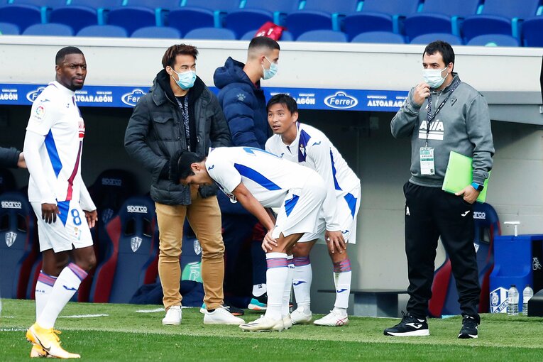 乾貴士が神トラップ＆岡崎慎司に友情の平手打ち!? 武藤嘉紀との“ロシアW杯組”3ショット写真も(14)