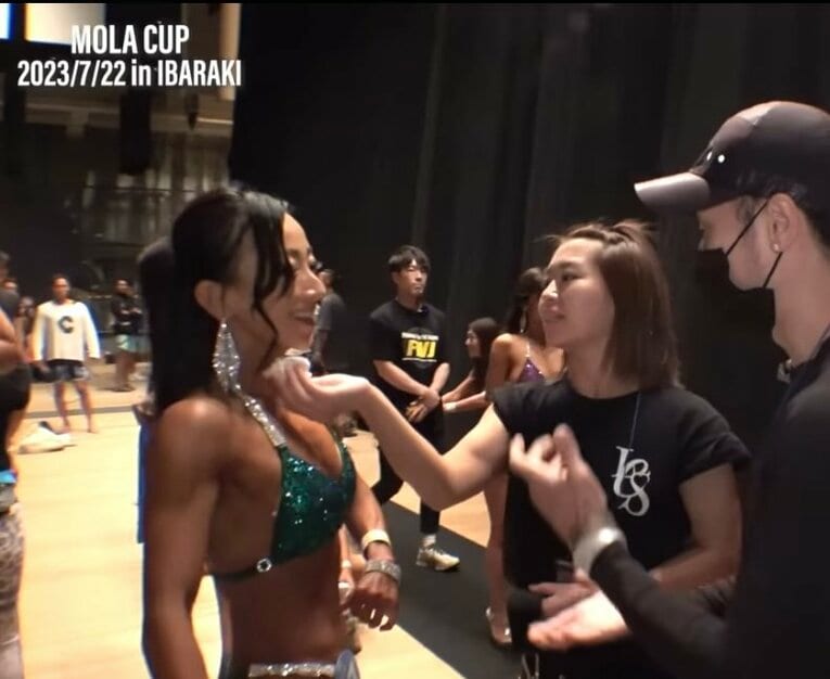 大会後に健闘を称えるマムシさんと藤澤選手　本人提供