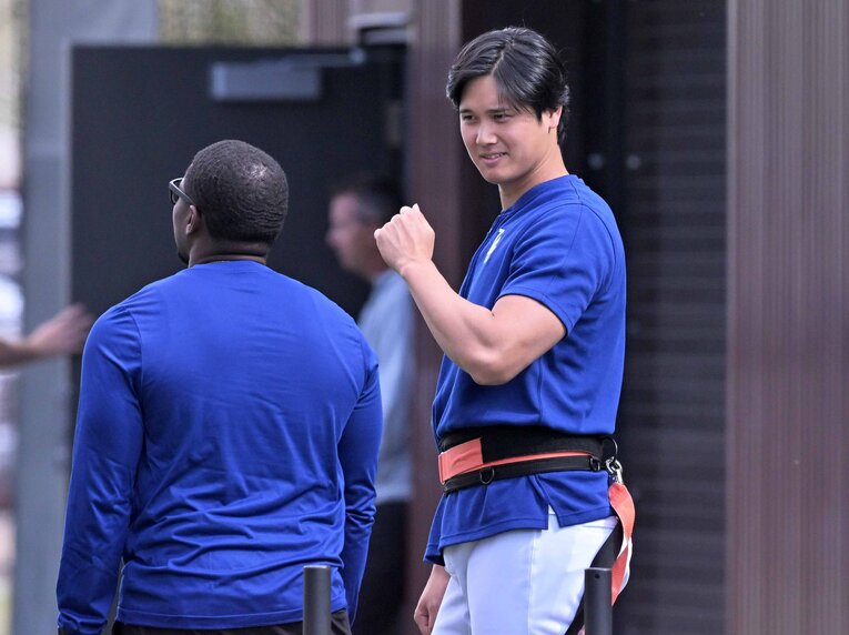 トレーニング中、スミスコーチにポージング決める大谷（スワイプすると、その他の写真もご覧になれます）　©JIJI PRESS