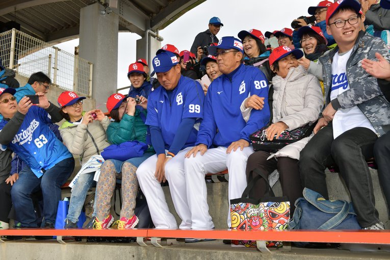 中日在籍時代。森繁和監督（当時）とのツーショット（2018年撮影）　©Hideki Sugiyama