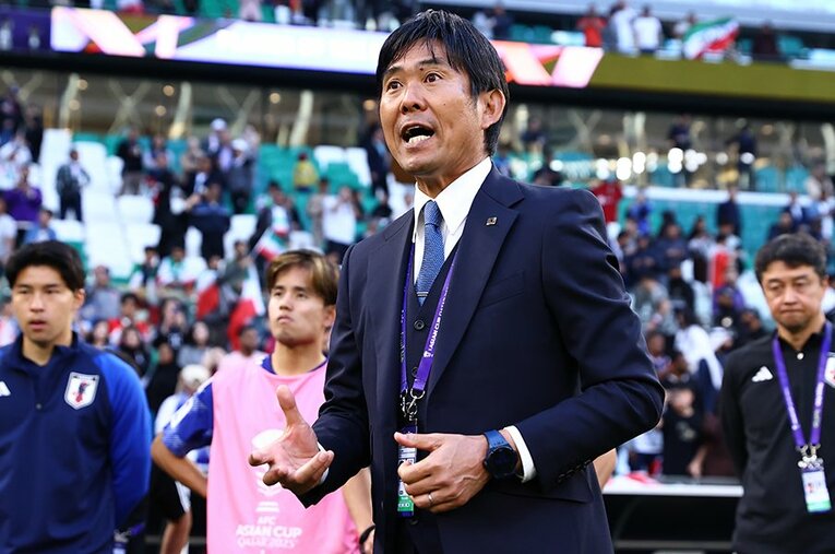 イラン戦後の円陣での森保一監督。その後の取材での詳細なやり取りはどんなものだったのだろうか　©JFA/AFLO