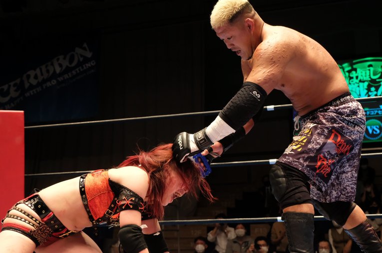 「いつか、傷だらけの背中でウェディングドレスを」 18歳の女子レスラー・鈴季すずが大流血を「嬉しい」と語る理由(17)