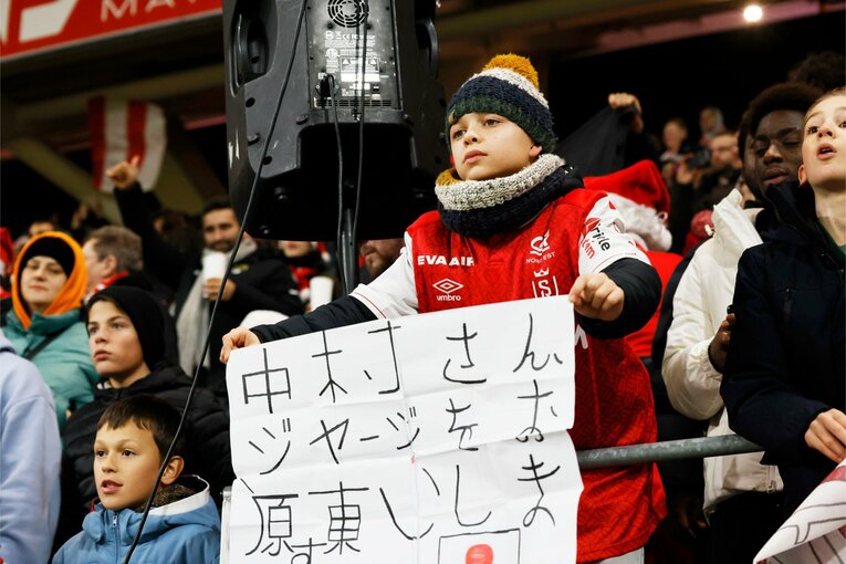 ランスのファンが手にする「純也、敬斗の日本語応援ボード」の数々　©Daisuke Nakashima