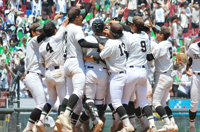 春夏通じて初の甲子園出場を決めた広島の市立福山。「普通の公立校」を率いた就任4カ月の名将とは何者だった？ ／ photograph by JIJI PRESS