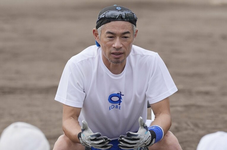 昨秋、大阪の府立大冠高校の指導に訪れたイチロー氏。大阪桐蔭、履正社などの強豪と伍すためにレジェンドはどんな心構えを授けたのか ／ photograph by JIJI PRESS