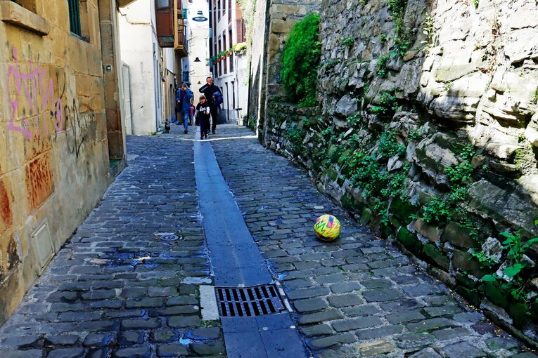 「クボはノルマル（普通）よ」辛口おばあちゃんにバルで遭遇も…カメラマンが撮った久保建英21歳の“軽快ドリブル＋母・祖母のような愛”(52)