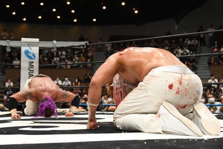 激闘を終え、深々と礼をする2人（クリックすると「この記事の写真」に飛びます。流血等の過激な写真を含みますのでご注意ください）