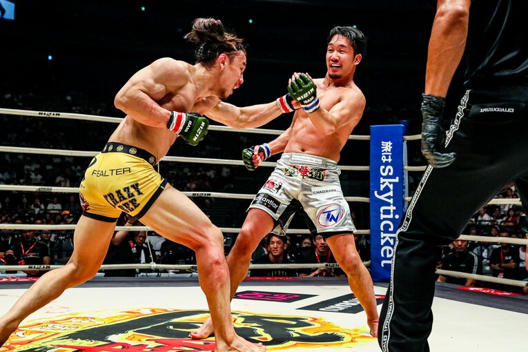 笑顔で打ち合う両者　©RIZIN FF Susumu Nagao