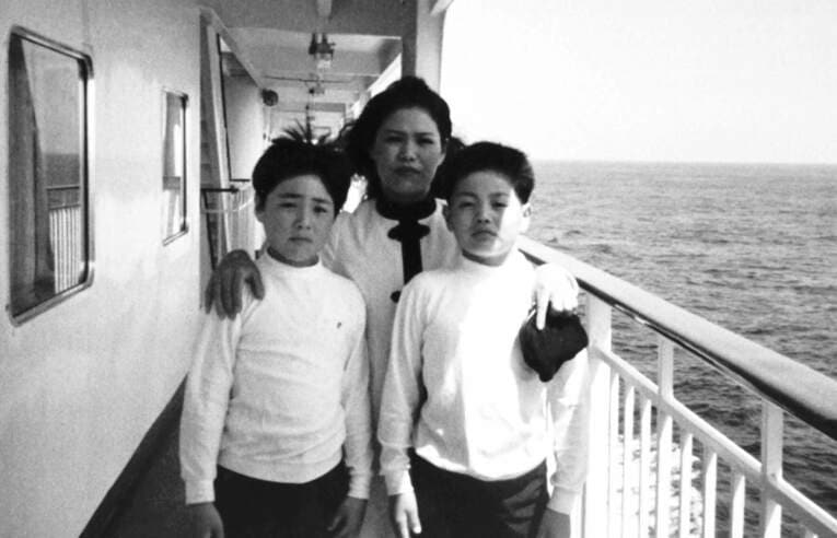 工藤の幼少期（右）。母と。（写真は複写／Number191号掲載） ©Yoshiyuki Suzuki