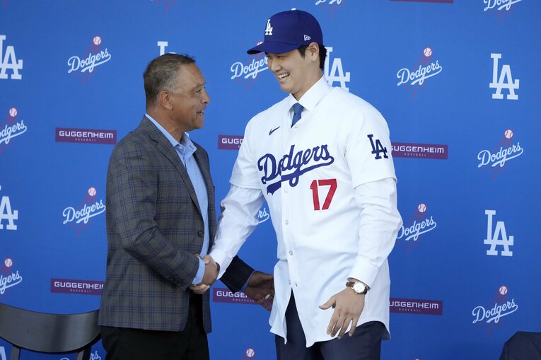 がっちり握手する2人　©AP/AFLO