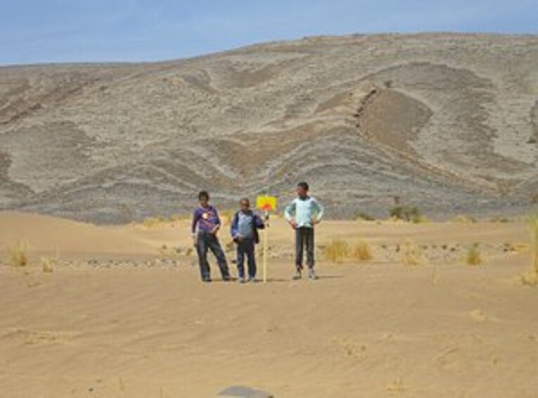 目印を抜いて遊ぶベルベル人の子供たち！