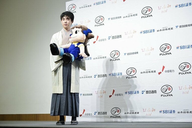 2023年3月、ペコちゃん人形を受け取る藤井 ／ photograph by Wataru Sato