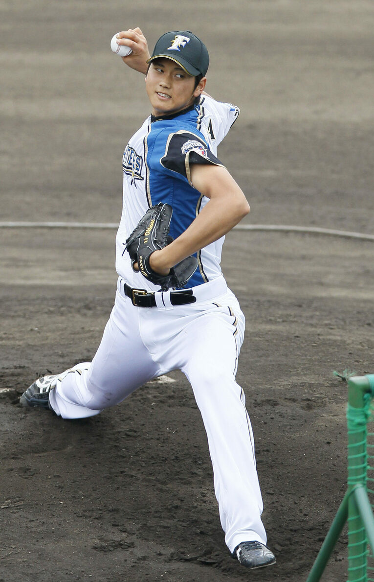 2013年の日ハム2軍キャンプで投球する大谷翔平　©KYODO