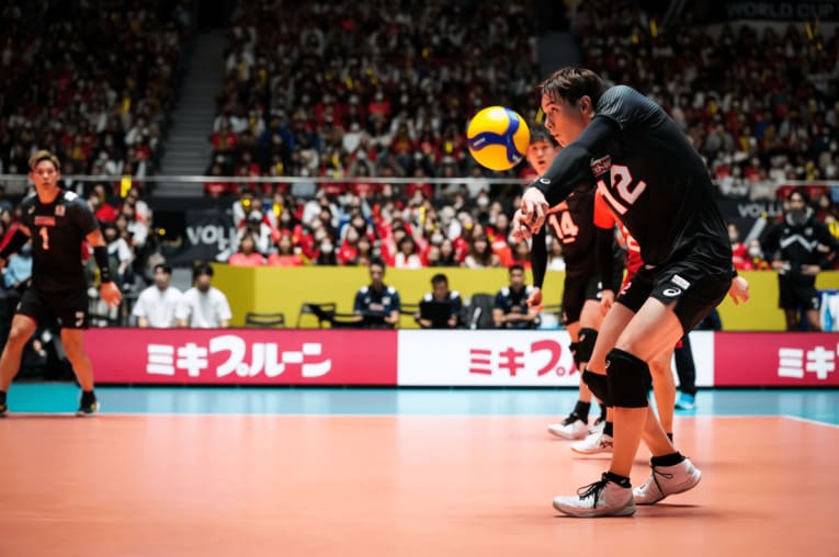 「リベロが2人いる」と言われるほど、高く評価されている高橋藍のレシーブ力　©︎FIVB