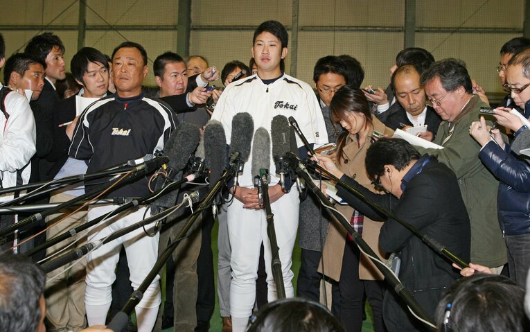 日本ハム入団を拒否し、記者の質問に答える東海大・菅野智之（2011年11月）©︎JIJI PRESS