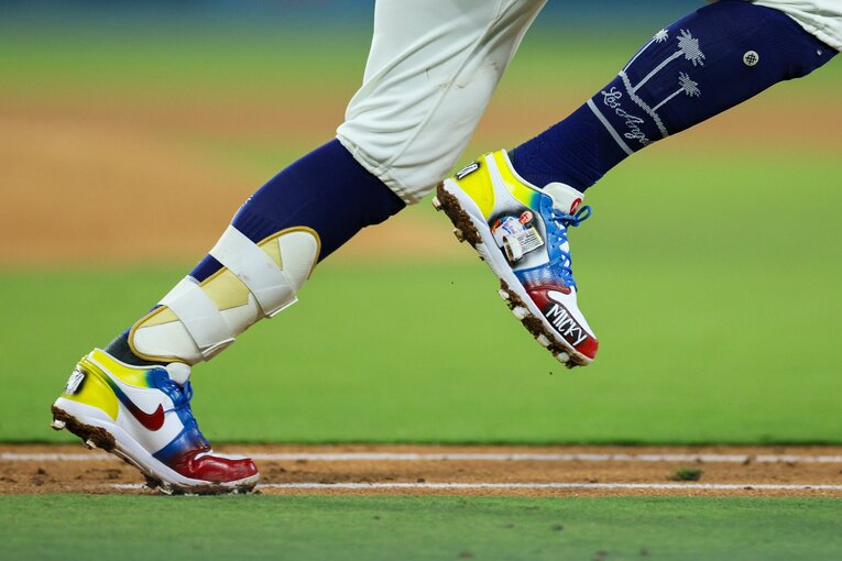 【テレビに映らないドジャース名場面】ロハスがスパイクで示した“亡き父への愛情”（写真は右に続きます）　©Getty Images