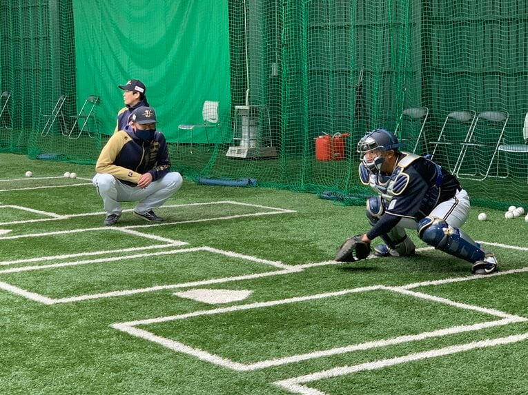 森の練習を見つめる中嶋監督　©︎Noriko Yonemushi