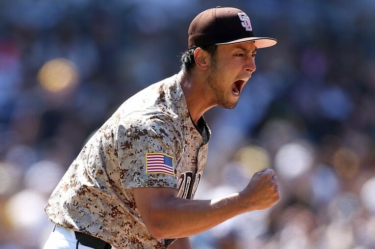 2024年、パドレスで好投を続けるダルビッシュ有。199勝を挙げたドジャース戦での渾身のガッツポーズ ／ photograph by Sean M.Haffey/Getty Images