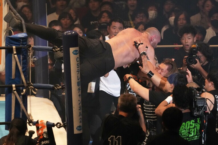 場外にダイブするジョン・モクスリー　©Essei Hara