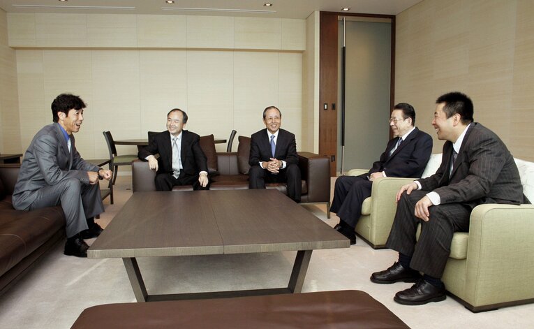 パ・リーグ連覇と８年ぶりの日本一に輝いたシーズン終了報告で笑顔を見せる、ソフトバンクの（左から）秋山幸二監督、孫正義オーナー、王貞治球団会長、笠井和彦社長、小林至取締役（代表撮影）　©JIJI PRESS