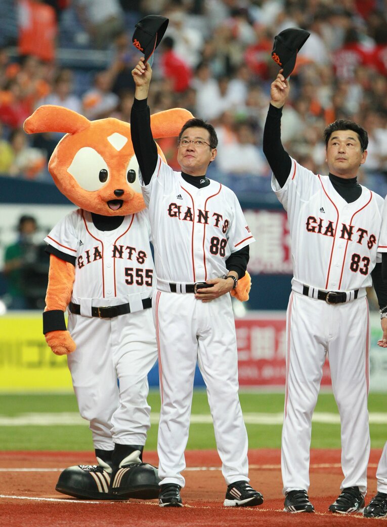 2011年から2シーズン、岡崎郁は巨人ヘッドコーチとして原辰徳を支えた ©JIJI PRESS