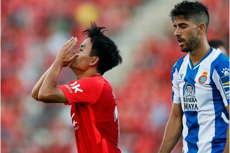 久保建英からスパイクをもらったファンが超嬉しそう… 絶妙だったボールコントロールとお辞儀、監督も“好プレーへの労い”〈激写〉(11)