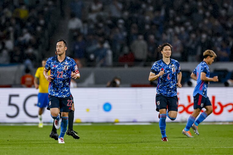 CBとしてコンビを組んだ吉田麻也と板倉滉　©Kiichi Matsumoto/JMPA