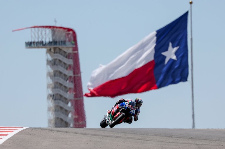 坂を登った先の1コーナーは先が見通せないCOTAの名物コーナー　©Satoshi Endo