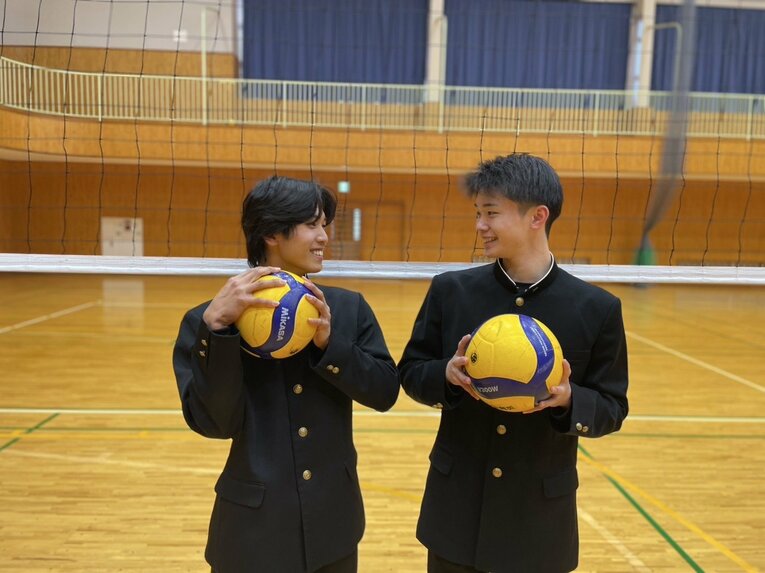 キャプテンでエースの星原優来（左）を支えたセッター井上大和（鳥取中央育英高校）　©︎Yuko Tanaka
