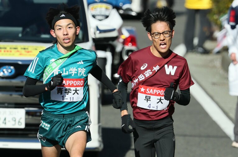 箱根山中で青学大・黒田朝日と競り合う早大・工藤慎作。黒田の強さは織り込み済みだったこともあり、花田勝彦監督は「4区までにあと30秒あれば」と悔やんだ ／ photograph by JMPA