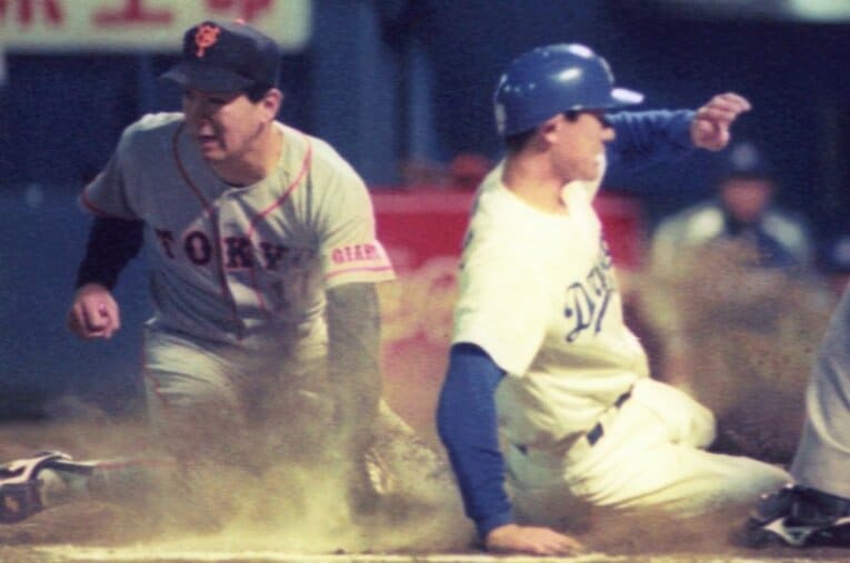 1993年、巨人・槙原の暴投で生還する中日・前原博之　©KYODO