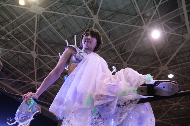 「可憐ですねぇ」人気女子レスラー・安納サオリに観客もウットリ…初の凱旋大会に滋賀が沸いた日「“絶対不屈彼女”は泣かないんです」(11)