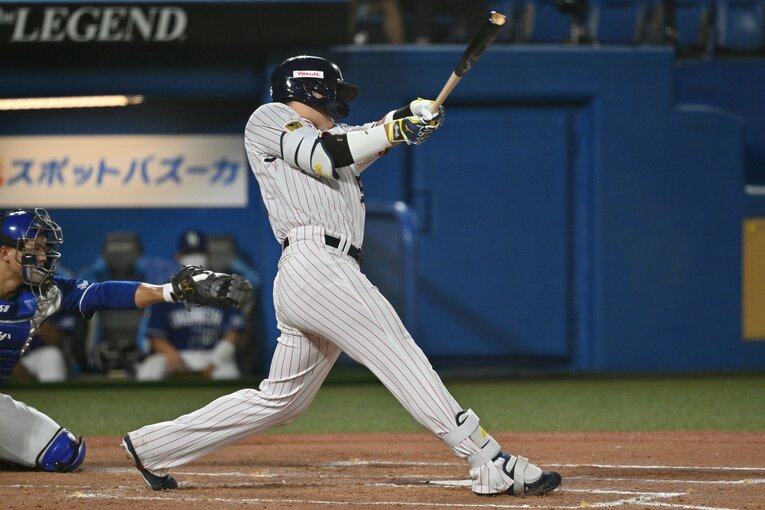 村上宗隆、最年少50号のスイングの瞬間を連続写真で見る　©Hideki Sugiyama