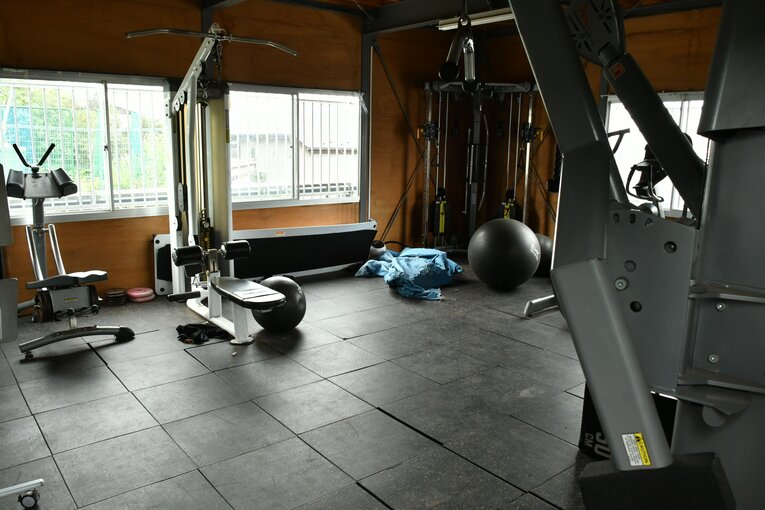 藤嶺藤沢高のトレーニングルーム　©Zen Suzuki