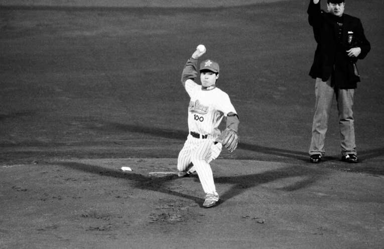 1998年、横浜スタジアムで始球式を務めた清水宏保3　©Keiji Ishikawa