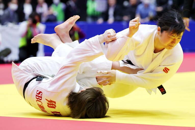 必殺の巴投げで体重76kgの橋高朱里を投げる角田夏実　©AFLO