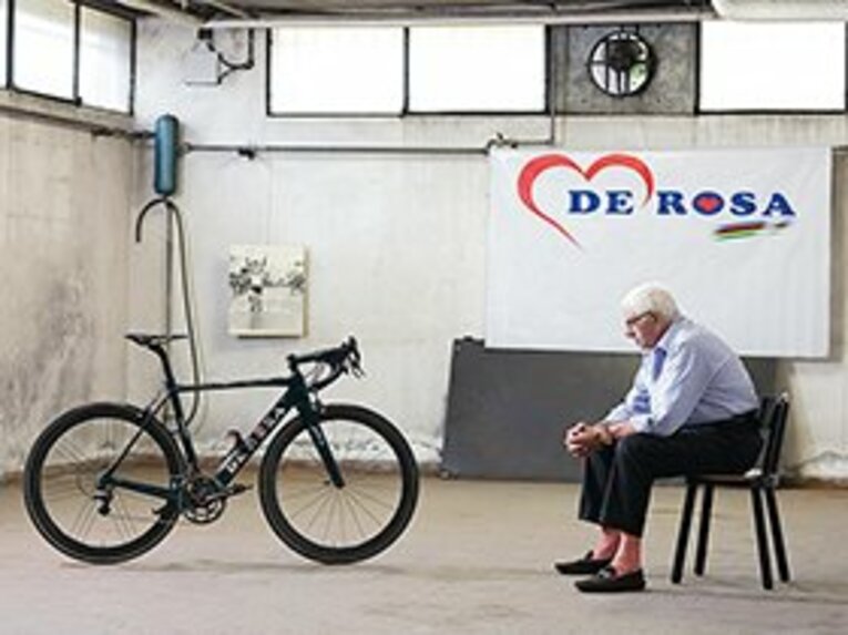 18歳で独立し、プロチームのメカニックをしながら、より速いロードバイク作りを極めたウーゴ・デローザ。そんなデローザの“走り”のエッセンスを、サングラスに生かした。 