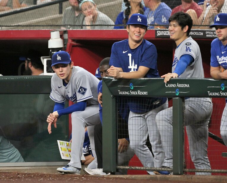 Dバックス戦の降板後、談笑する山本と大谷の横で試合を見つめる佐々木　©JIJI PRESS