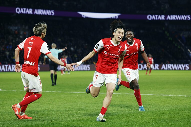 「PSGをブ然とさせた」中村敬斗ゴール＆お膳立て伊東純也が喜ぶ“会心の1枚”「関根大輝も試合後…」ランス“日本人3兄弟”を現場で撮った(10)