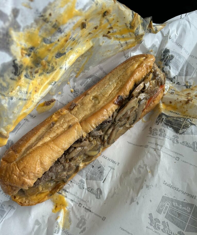 『Jim's Steaks』で食した一品。これぞボリューミー　©Naoyuki Yanagihara