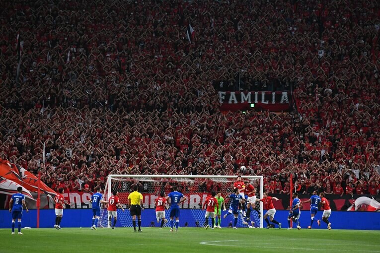 浦和レッズvsアル・ヒラル。試合中のゴール裏の様子