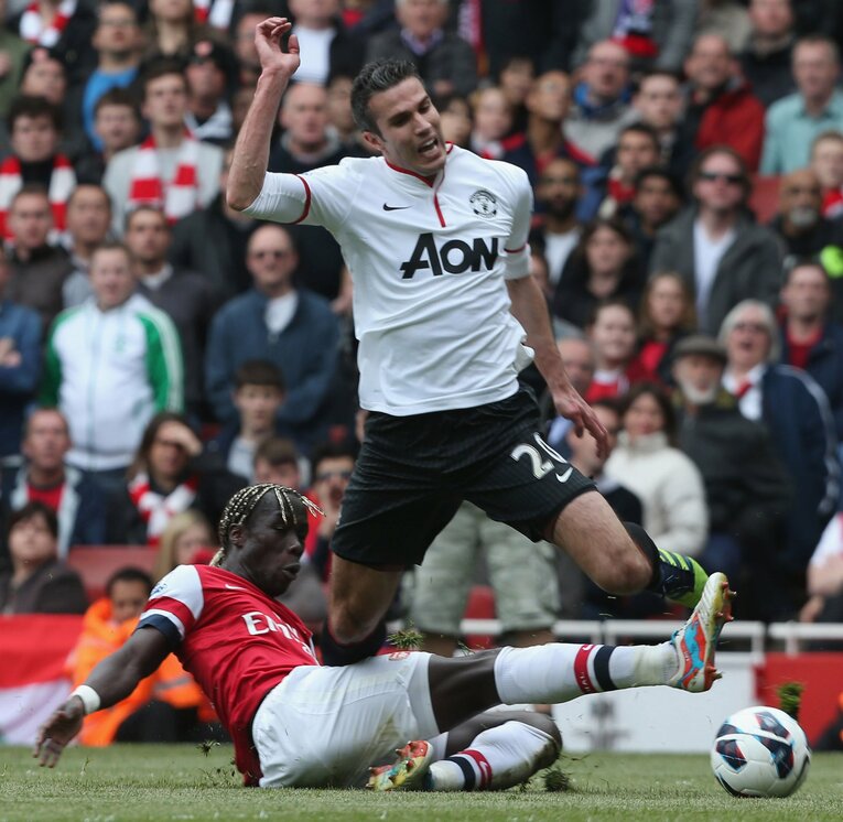 ファンペルシに強烈なタックルを浴びせるサニャ　©Getty Images