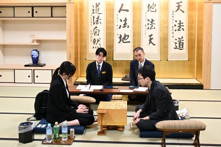 2024～25年に西山朋佳白玲・女流王将が受けた「棋士編入試験」　©Keiji Ishikawa