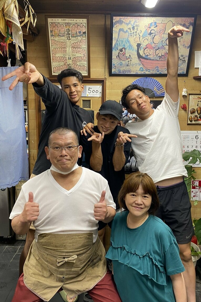 FCティアモ枚方時代から懇意にする「冨すし」の大将とおかみさんと一緒に（本人提供）