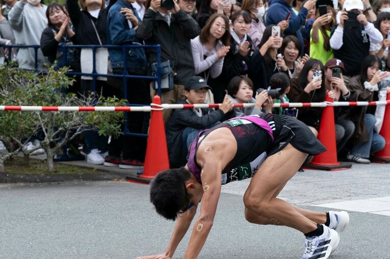 がっくりと倒れ込む上原　©Tadashi Hosoda