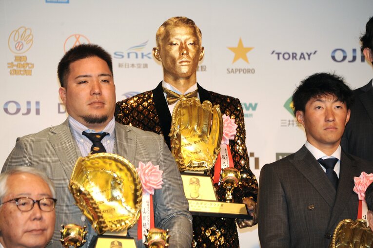 ゴールデン・グラブ賞の表彰式に「全身金ピカ姿」で現れた辰己。シュールな光景が広がった　©︎JIJI PRESS