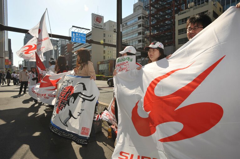 2008年、スーパーアグリのF1撤退記者会見でホンダ本社前に集まったファン　©Mami Yamada