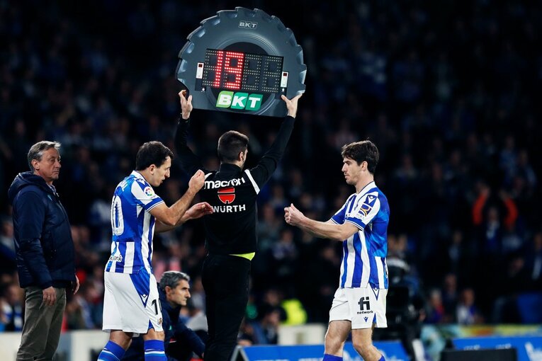 「“クボの疑惑PK”を写真で見ると」「日本代表ユニの少年も」ダービー熱狂のゴラッソ…映像で伝わりきらない“MVP久保建英”の英雄ぶり(46)