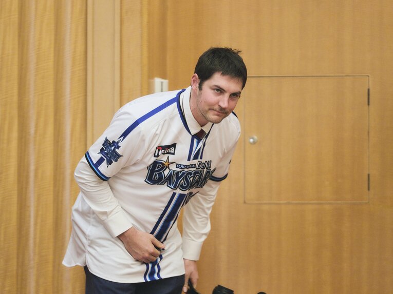 入団会見でおじぎするバウアー　©Yuki Suenaga